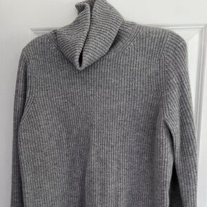 BANANA REPUBLIC CASHMERE TURTLENECK SWEATER (SIZE MEDIUM)